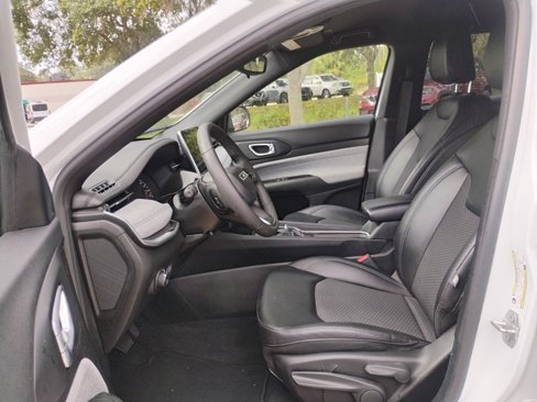 Used 2024 Jeep Compass Latitude image 10