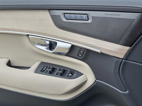 New 2025 Volvo XC90 B5 Plus w/ Protection Package Premier image 25