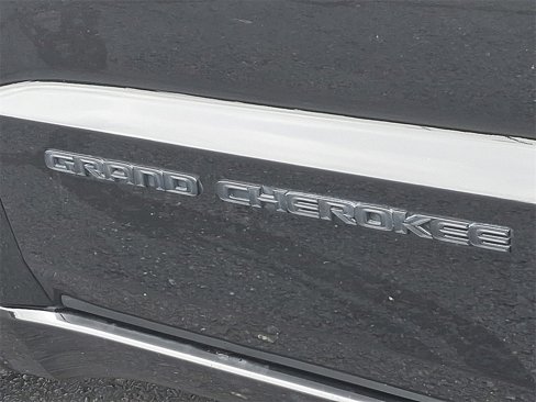 Used 2019 Jeep Grand Cherokee Altitude image 29