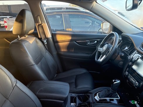 Used 2018 Nissan Rogue SL w/ Premium Package image 3