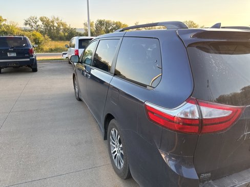 Used 2019 Toyota Sienna XLE image 11
