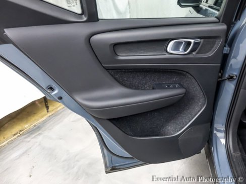 Used 2020 Volvo XC40 T4 R-Design image 28