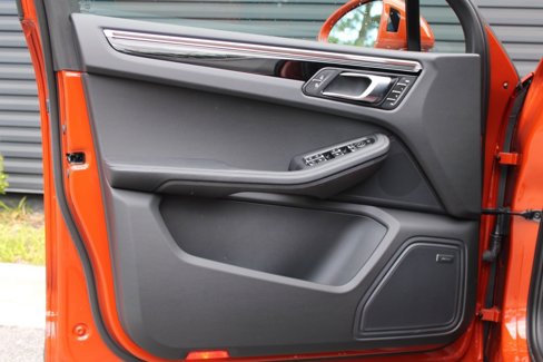 Certified 2024 Porsche Macan image 17
