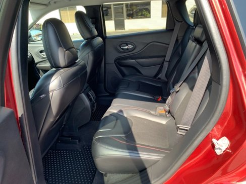 Used 2020 Jeep Cherokee Trailhawk image 10