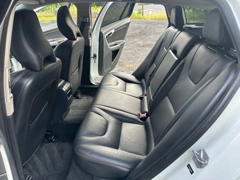 Used 2016 Volvo V60 T5 Cross Country image 22