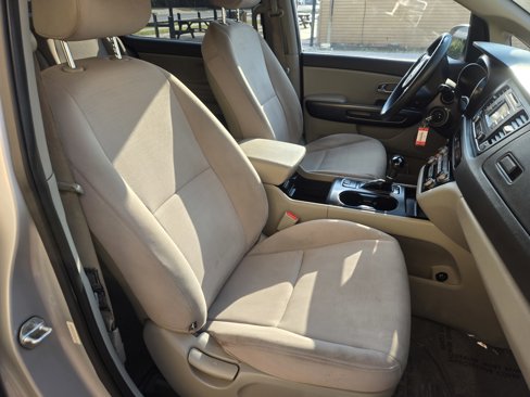Used 2015 Kia Sedona LX image 9
