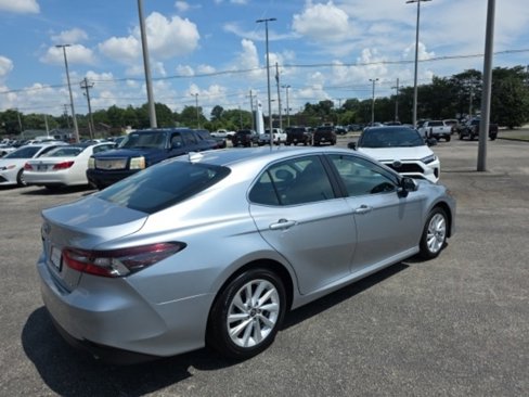 Used 2024 Toyota Camry LE image 5