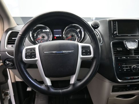 Used 2015 Chrysler Town & Country Touring-L w/ Driver Convenience Group image 14