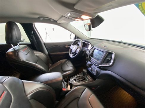 Used 2019 Jeep Cherokee Trailhawk w/ Cold Weather Group image 15
