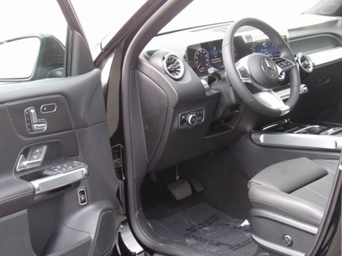 New 2025 Mercedes-Benz GLB 250 4MATIC image 9