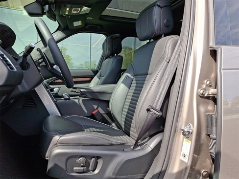Used 2024 Land Rover Discovery Dynamic SE image 11