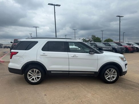 Used 2018 Ford Explorer XLT w/ Equipment Group 201A image 2