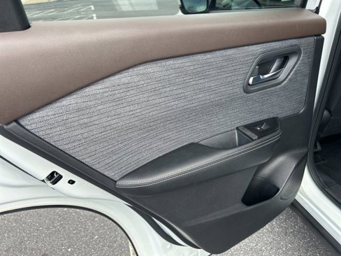 Used 2023 Nissan Rogue SV image 27