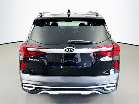 Certified 2021 Kia Seltos S image 6