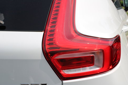 Used 2022 Volvo XC40 T5 Momentum image 50