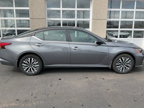 Used 2024 Nissan Altima 2.5 SV image 4