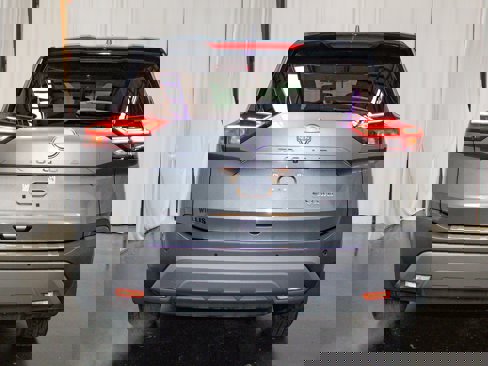 Used 2023 Nissan Rogue SV image 3