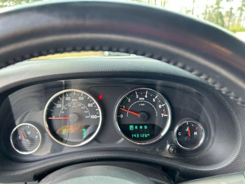 Used 2015 Jeep Wrangler Unlimited Sahara w/ Connectivity Group image 27