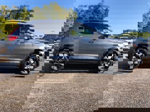 Used 2019 Volvo XC40 T5 Momentum image 8