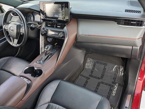 Used 2021 Toyota Venza XLE w/ Carpet Mat Package (TMS) image 19