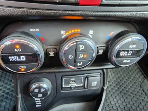 Used 2016 Jeep Renegade Trailhawk w/ Premium Trailhawk Package image 25