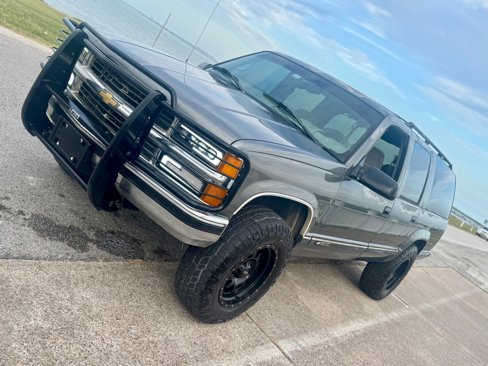 Used 1999 Chevrolet Suburban 4WD w/ Preferred Equipment Group 2 image 1