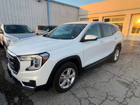 Used 2024 GMC Terrain SLE image 1