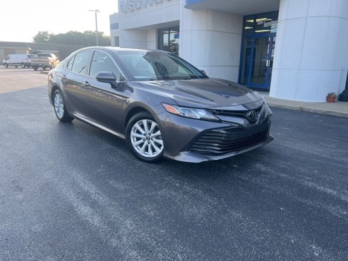 Used 2018 Toyota Camry LE image 2
