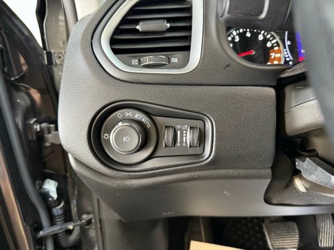 Used 2020 Jeep Renegade Latitude w/ Cold Weather Group image 23