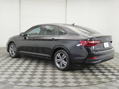 Certified 2024 Volkswagen Jetta SE image 8