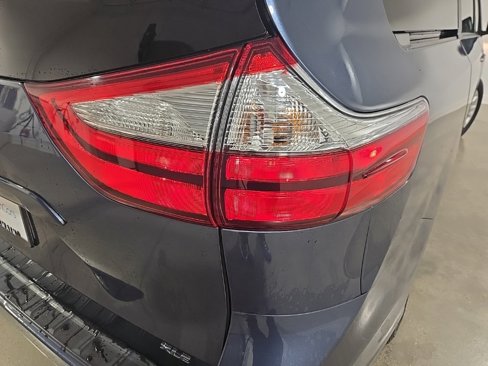 Used 2015 Toyota Sienna XLE image 19