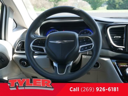 Used 2023 Chrysler Pacifica Touring-L image 45