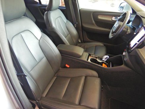 Used 2025 Volvo XC40 B5 Plus image 14