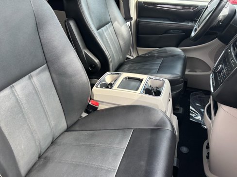 Used 2015 Chrysler Town & Country Touring w/ Driver Convenience Group image 28