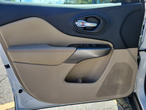 Used 2019 Jeep Cherokee Latitude w/ Popular Appearance Group image 12