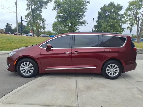 Used 2017 Chrysler Pacifica Touring-L image 4