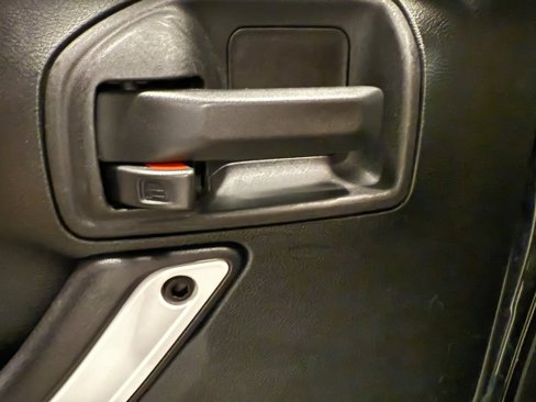 Used 2015 Jeep Wrangler Unlimited Sahara image 30