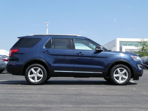 Used 2017 Ford Explorer XLT w/ Equipment Group 202A image 2