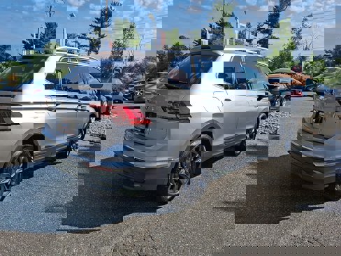 Certified 2022 Volkswagen Tiguan SE image 6