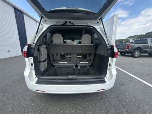 Used 2018 Toyota Sienna LE image 12