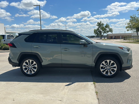 Used 2020 Toyota RAV4 XLE Premium image 9
