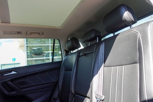 Used 2024 Volkswagen Tiguan SE w/ Panoramic Sunroof Package image 29