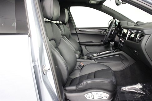 Certified 2025 Porsche Macan image 31