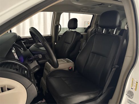 Used 2015 Chrysler Town & Country Touring-L image 31