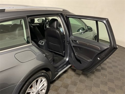 Used 2019 Volkswagen Golf Alltrack S image 32