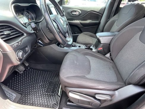 Used 2020 Jeep Cherokee Latitude w/ Cold Weather Group image 21