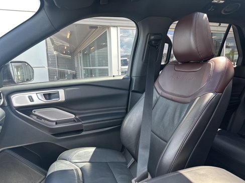 Used 2020 Ford Explorer Platinum w/ Premium Technology Package image 17