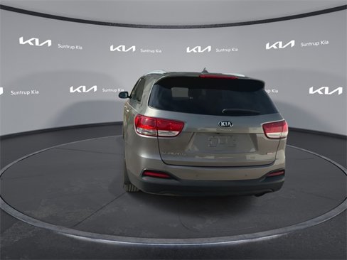 Used 2017 Kia Sorento LX w/ LX Convenience Package image 16