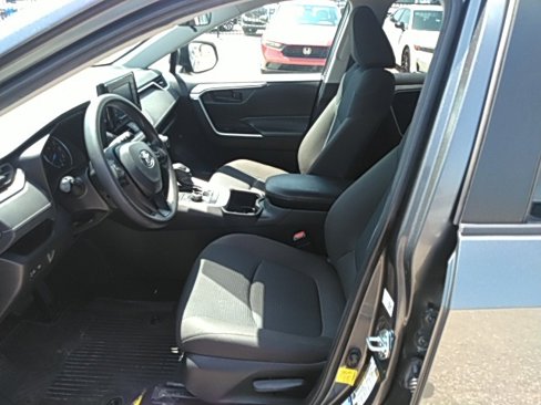 Used 2022 Toyota RAV4 LE image 11