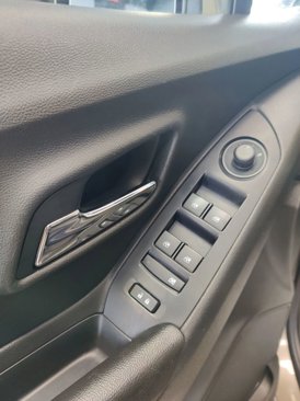 Used 2021 Chevrolet Trax LT w/ LT Convenience Package image 18